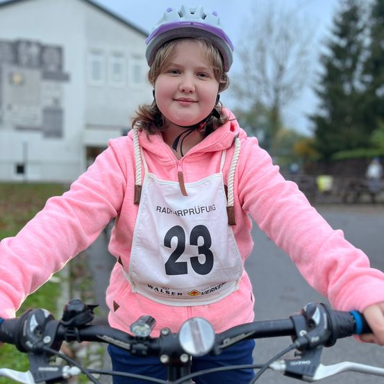 Bild enthält, Person, Photography, Portrait, Helmet, Hardhat, Coat, Jacket, Child, Female, Girl