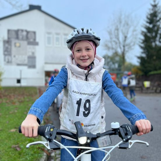 Bild enthält, Helmet, Face, Head, Person, Portrait, Coat, Jacket, Hardhat, Bicycle, Finger
