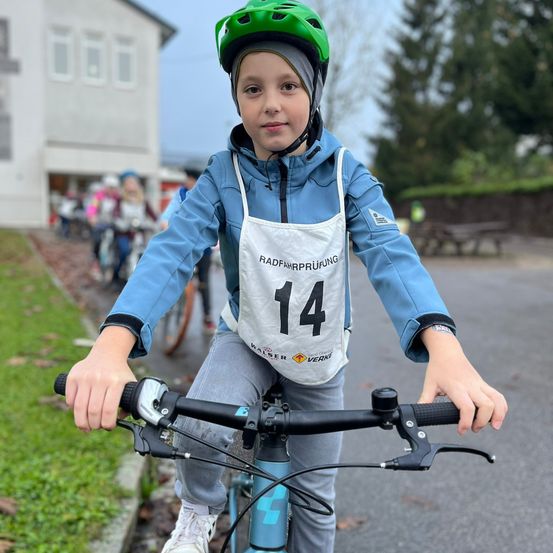 Bild enthält, Helmet, Boy, Child, Male, Person, Hardhat, Bicycle, Face, Head, Cycling