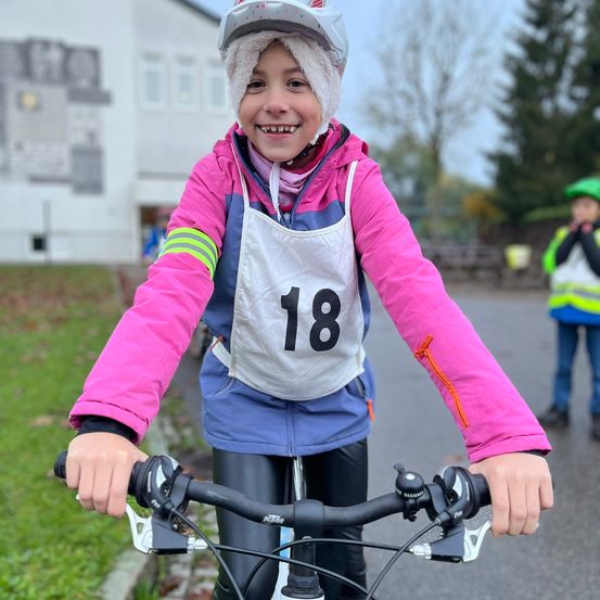 Bild enthält, Person, Photography, Portrait, Helmet, Coat, Jacket, Child, Female, Girl, Hardhat
