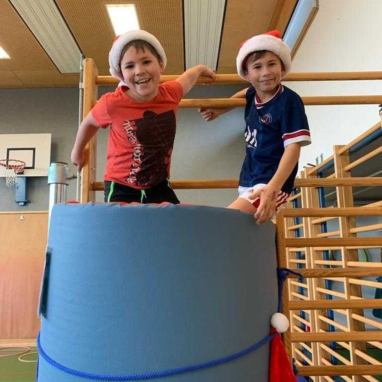 Bild enthält, Play Area, T-Shirt, Baby, Person, Face, Portrait, Boy, Child, Male, Indoors