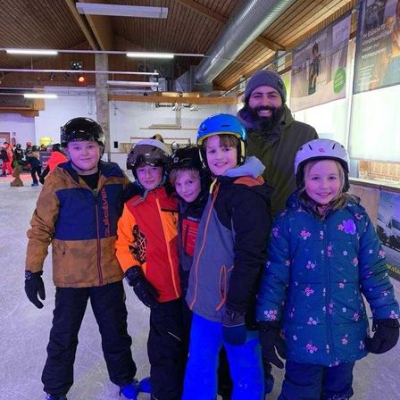 Bild enthält, Glove, People, Person, Baby, Jacket, Boy, Child, Male, Adult, Man