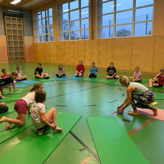 Bild enthält, Child, Female, Girl, Person, Adult, Woman, Boy, Male, Face, Head