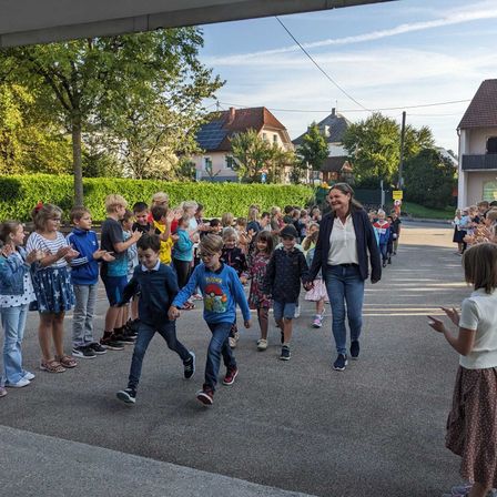 Bild enthält, People, Person, Child, Female, Girl, Flash Mob, Boy, Male, Jeans, Coat
