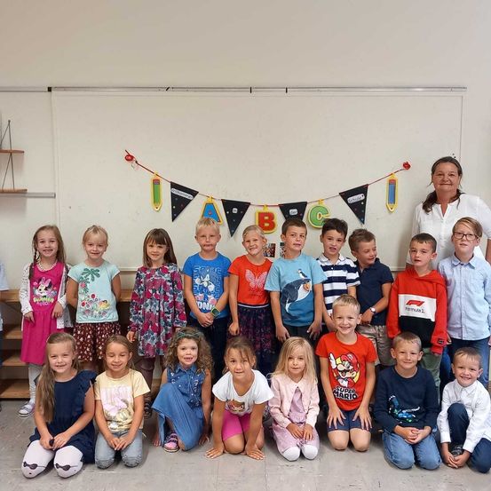 Bild enthält, Adult, Female, Person, Woman, People, Boy, Child, Male, Man, Shorts