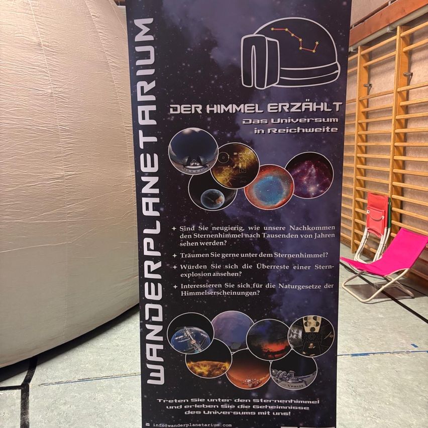 Ein Werbeplakat für Wanderplanetarium mit einem sternenbesetzten Nachthimmel und Fragen über zukünftiges Sterngucken, Supernova-Explosionen und Naturgesetze des Universums.