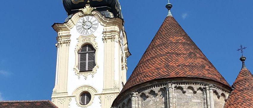 Bild enthält, Architecture, Building, Spire, Tower, Clock Tower, Bell Tower, Monastery, Gothic Arch, Cathedral, Housing