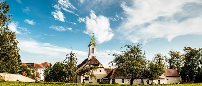Bild enthält, Building, Spire, Tower, Outdoors, Nature, Gothic Arch, Grass, Countryside, Rural, Village
