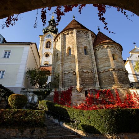 Bild enthält, Spire, Clock Tower, Lamp, Fortress, Garden, Outdoors, Tree, Handrail