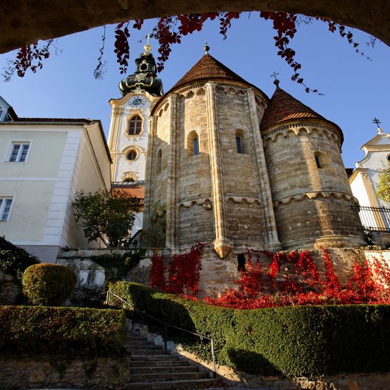 Bild enthält, Spire, Clock Tower, Lamp, Fortress, Garden, Outdoors, Tree, Handrail