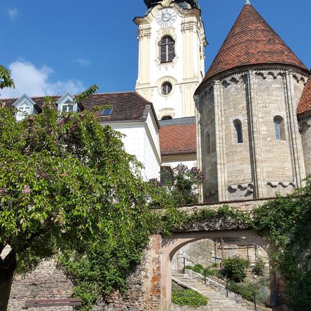 Bild enthält, Spire, Tower, Clock Tower, Monastery, Bench, Fortress, Arch, Housing, Gothic Arch, Bell Tower