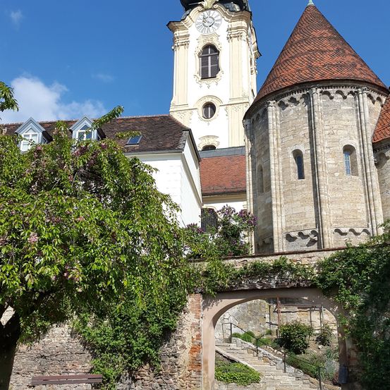 Bild enthält, Spire, Tower, Clock Tower, Monastery, Bench, Fortress, Arch, Housing, Gothic Arch, Bell Tower