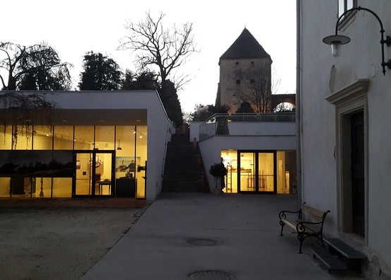 Bild enthält, City, Street, Urban, House, Housing, Villa, Bench, Furniture, Outdoors