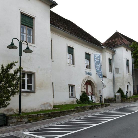 Bild enthält, Building, Housing, City, House, Road, Street, Urban, Car, Row House, Plant