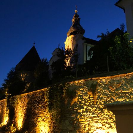 Bild enthält, Monastery, Spire, Fortress, Potted Plant, Villa, City, Street, Urban, Outdoors, Nature