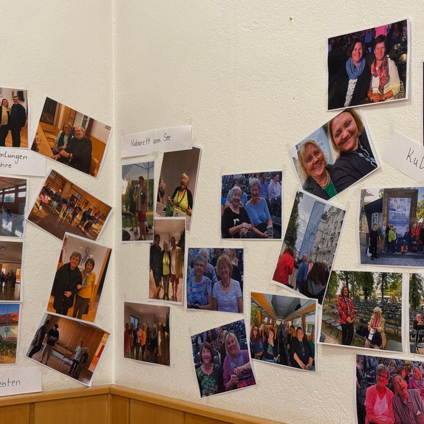 A wall displays a collection of photos, including group shots and individuals, with captions like 'Kabaret am See' and 'Kul'. The images capture various events and social gatherings.