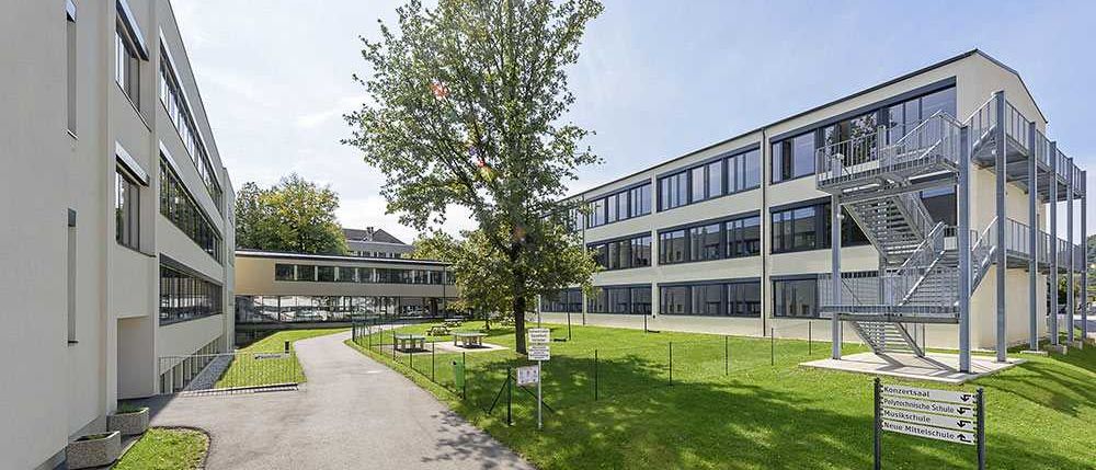 Bild enthält, Building, Campus, Office Building, Grass, City, Urban, Building Complex, Outdoors, Condo, Housing