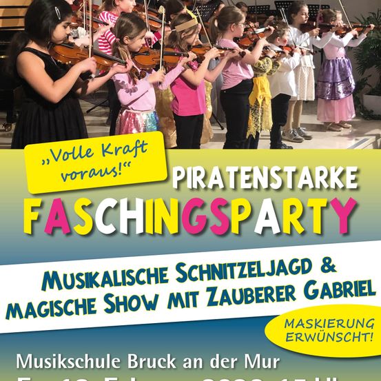 Gruppe von Kindern, die in einer Musikschule Violinen spielen. Der Plakattext lautet 'Voll Kraft voraus! Piratenstarke Faschingsparty. Musikalische Schatzsuche und magische Show mit Zauberer Gabriel. Maskierung erwünscht!'