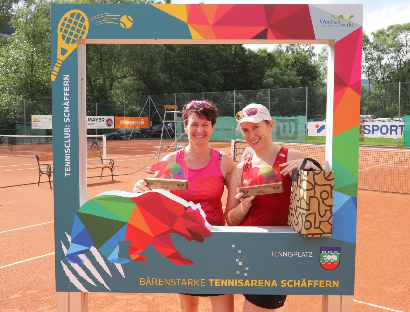 Bild enthält, Person, Photography, Portrait, Advertisement, Poster, People, Sunglasses, Glasses, Tennis Racket, Tennis Ball