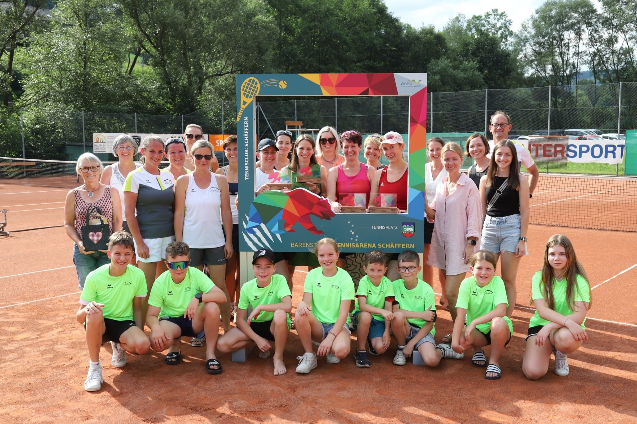 Bild enthält, People, Person, Shorts, Tennis Racket, Boy, Child, Male, Necklace, Groupshot, Glasses