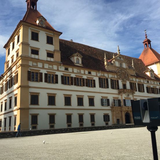 Bild enthält, Building, City, Road, Street, Urban, Spire, Monastery, Housing, Clock Tower, Gothic Arch
