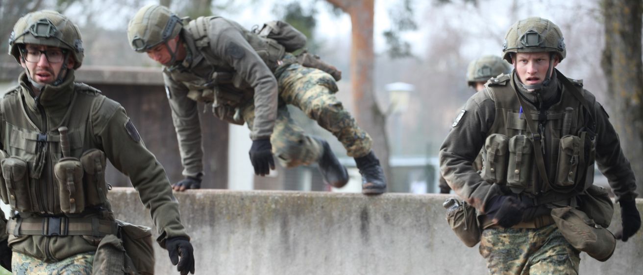 Bild enthält, Glove, Adult, Male, Man, Person, Helmet, Glasses, Shoe, Face, Military