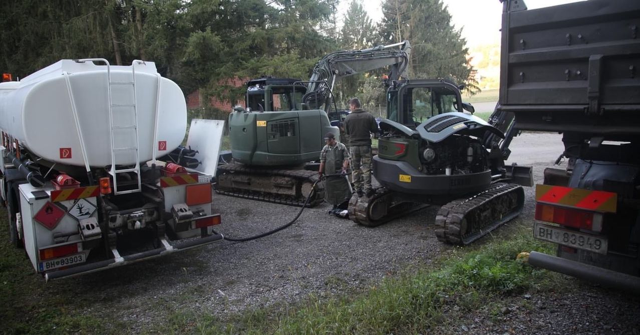Bild enthält, Person, Bulldozer, Machine, Road, Worker, Transportation, Truck, Vehicle, Lawn Mower, Tool