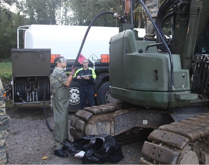 Bild enthält, Person, Adult, Male, Man, Machine, Wheel, Face, Head, Worker