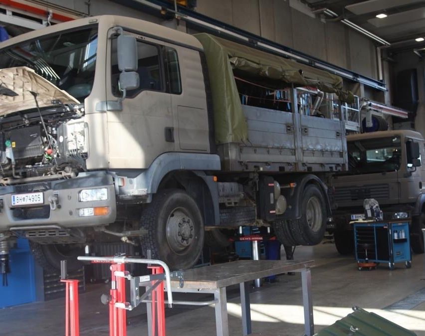 Bild enthält, Building, Factory, Transportation, Truck, Vehicle, Manufacturing, Workshop, Machine, Wheel, License Plate