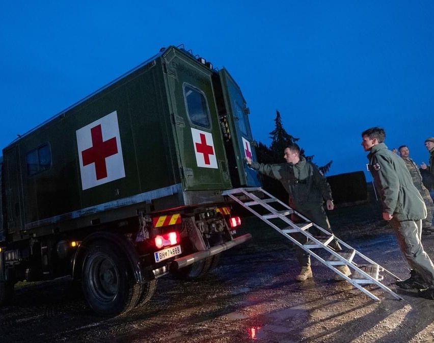 Bild enthält, Adult, Male, Man, Person, Machine, Wheel, License Plate, Transportation, Vehicle