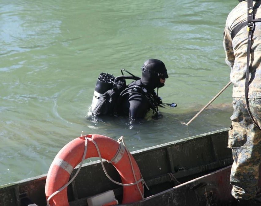 Bild enthält, Adult, Male, Man, Person, Water, Boat, Transportation, Vehicle, Rescue