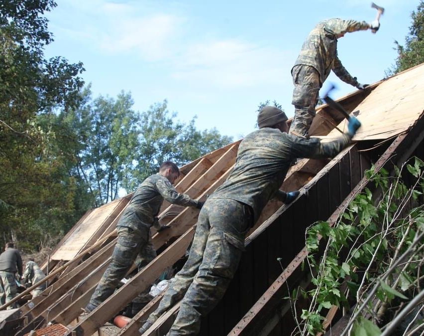 Bild enthält, Adult, Male, Man, Person, Home Damage, Roof Damage