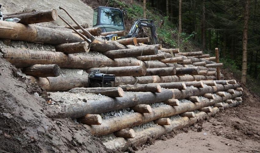 Bild enthält, Wood, Lumber, Outdoors, Nature, Bulldozer, Machine, Mortar Shell, Weapon