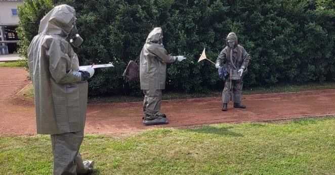 Bild enthält, Coat, Hoodie, Person, Weapon, Adult, Male, Man, Gun, Shooting, Sword