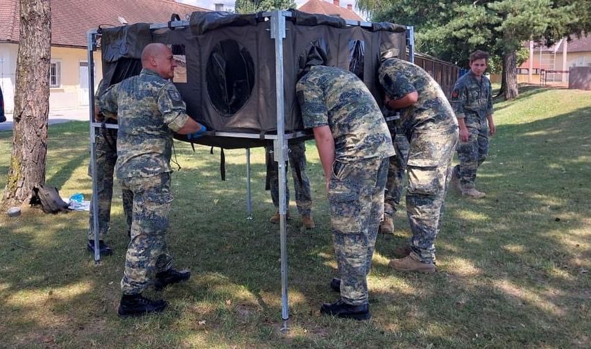 Bild enthält, Adult, Male, Man, Person, Footwear, Shoe, Car, Vehicle, Outdoors, Shelter