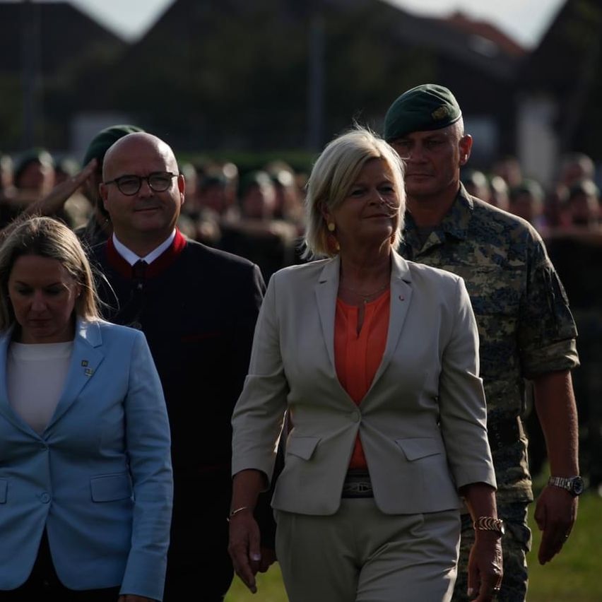 Bild enthält, Lady, Person, People, Adult, Female, Woman, Male, Man, Coat, Suit