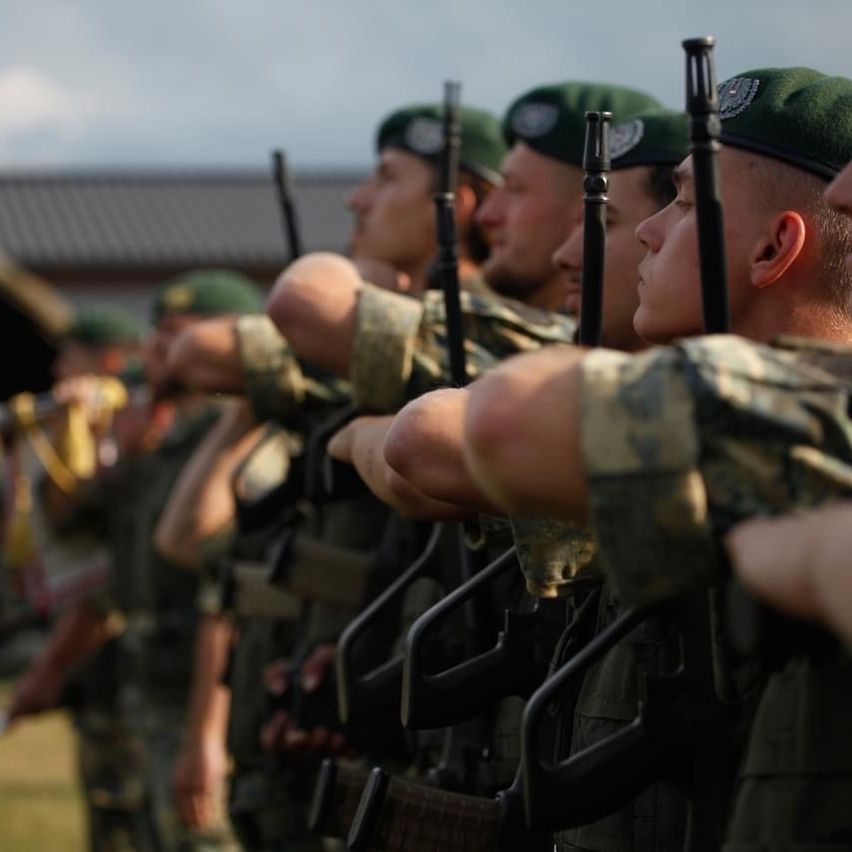 Bild enthält, Army, Military, Military Uniform, Person, Soldier, Adult, Male, Man, Armored, Face