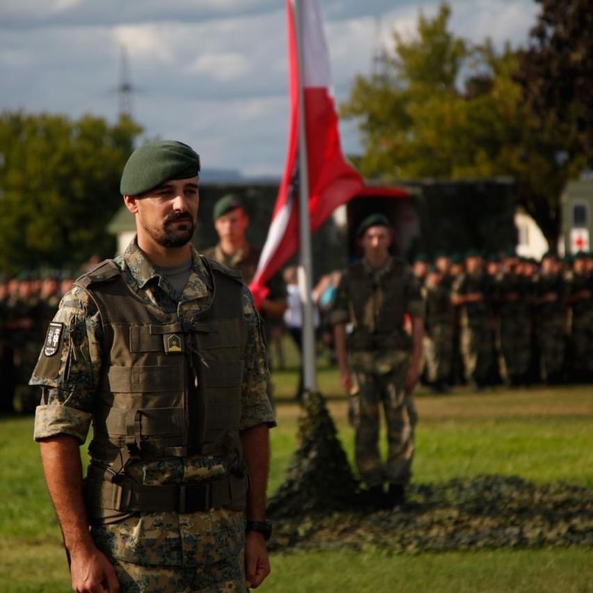 Bild enthält, Adult, Male, Man, Person, Military, Military Uniform, Soldier, Officer, Face, Head