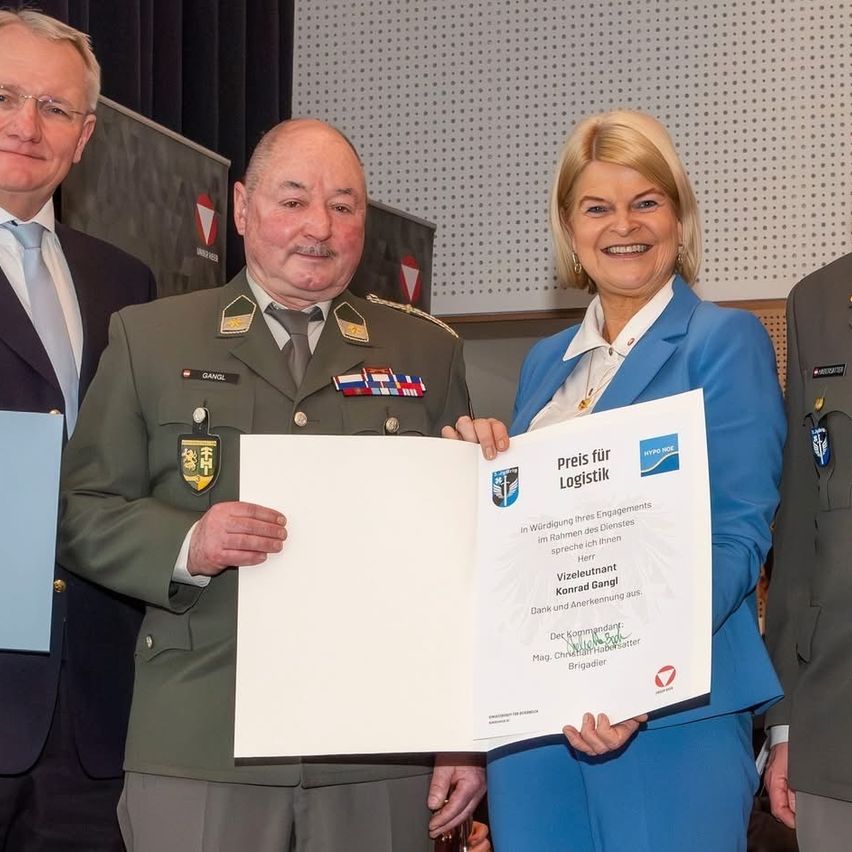 Bild enthält, Officer, Person, Military, Military Officer, Adult, Female, Woman, Male, Man, Tie