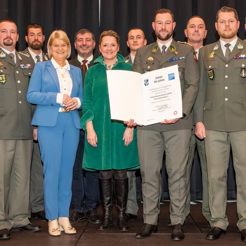 Bild enthält, Officer, Person, Military, Military Officer, Adult, Male, Man, Tie, Suit, Coat