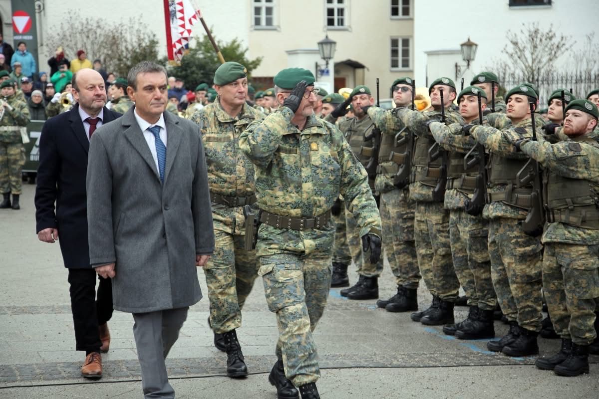 Bild enthält, Army, Military, Military Uniform, Person, Soldier, People, Coat, Armored, Adult, Man