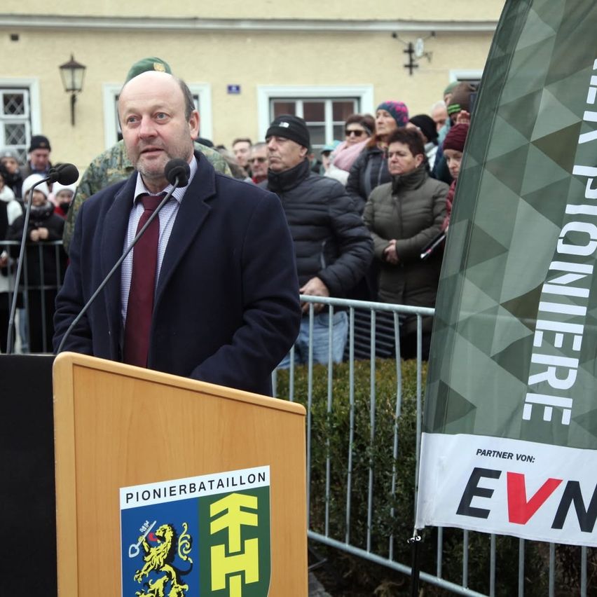 Bild enthält, Crowd, Person, Tie, Adult, Male, Man, Audience, Hat, Glasses, People