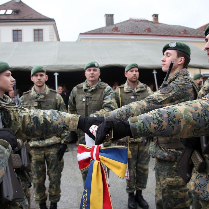 Bild enthält, Military, Army, Military Uniform, Person, Soldier, Armored, Troop, Adult, Male, Man