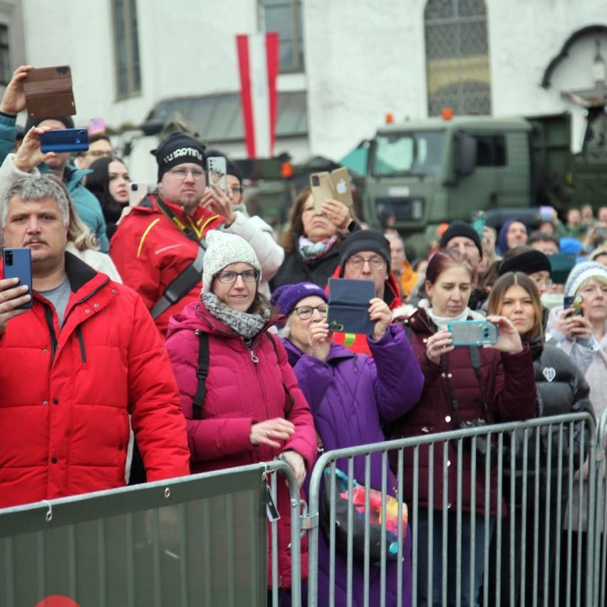 Bild enthält, People, Person, Adult, Female, Woman, Male, Man, Glasses, Face, Head