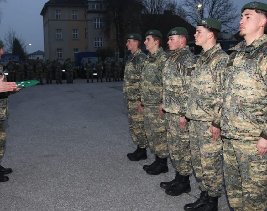 Bild enthält, Military, Military Uniform, Person, Soldier, Army, Adult, Male, Man, People, Armored