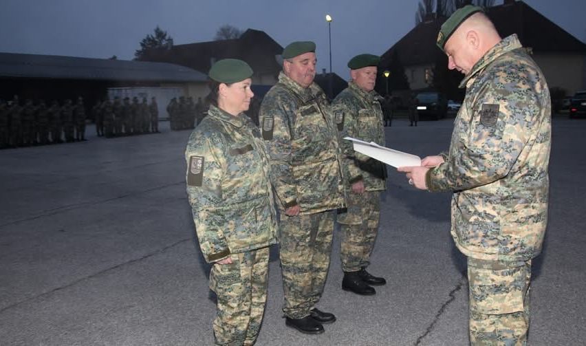 Bild enthält, Adult, Male, Man, Person, Military, Military Uniform, Soldier, Shoe, Hat, Car