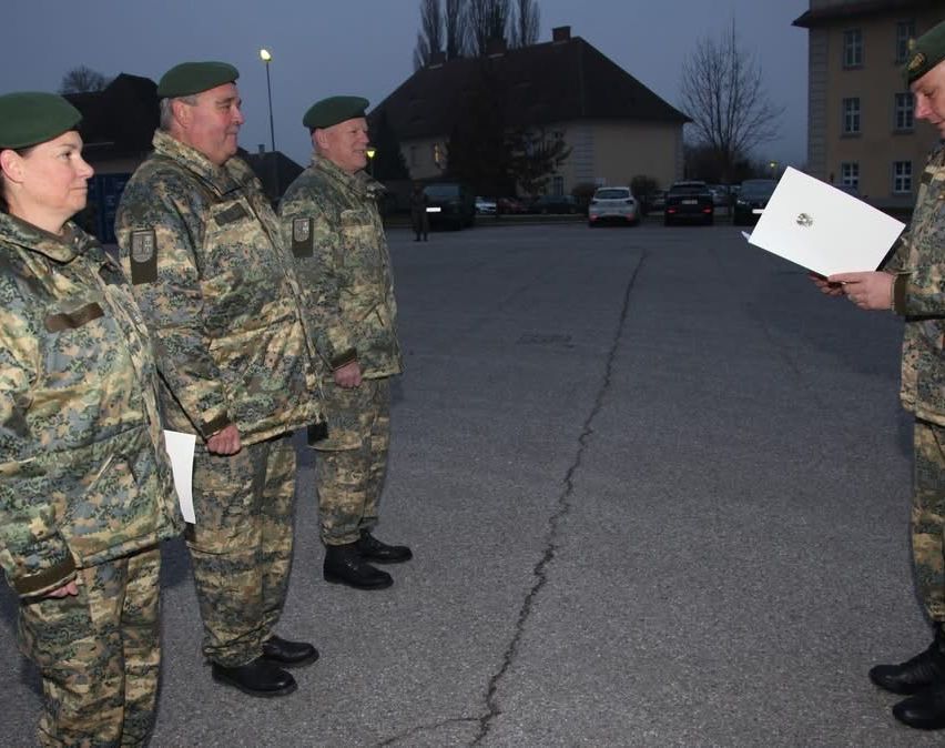 Bild enthält, Adult, Male, Man, Person, Military, Military Uniform, Soldier, Car, Face, Army