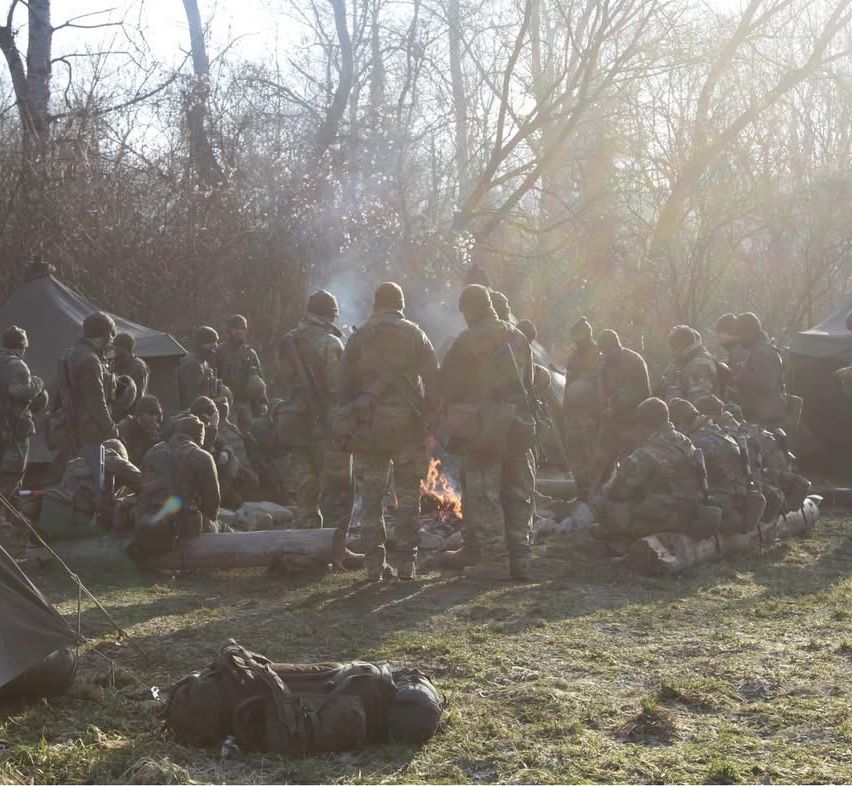 Bild enthält, Tent, Person, Military Base, War