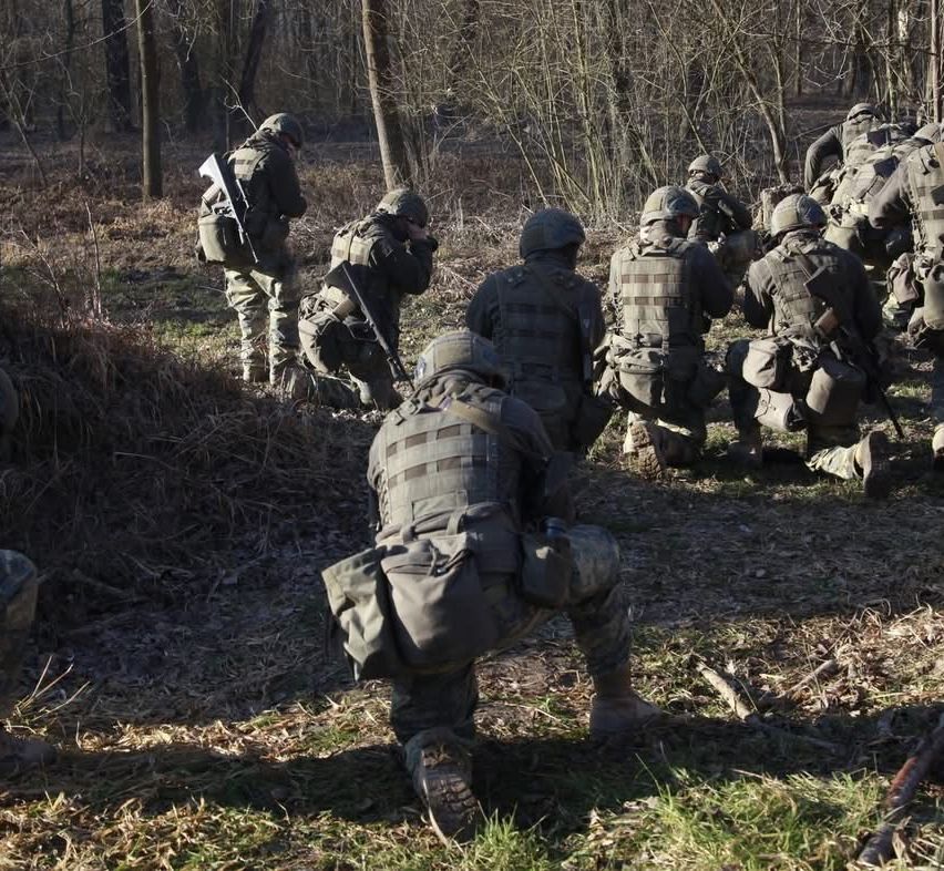 Bild enthält, War, Person, People, Boy, Child, Male, Gun, Weapon, Taking Cover
