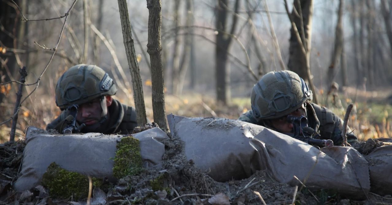 Bild enthält, War, Person, Taking Cover, Gun, Weapon